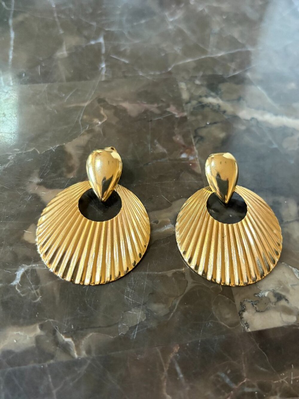 Gold-tone costume/fashion clip earrings (Preowned)